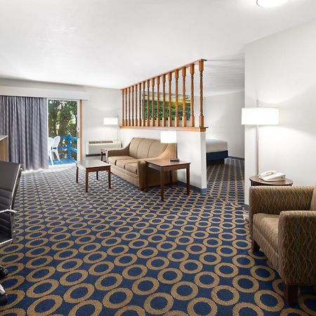 Days Inn By Wyndham Wauseon Экстерьер фото