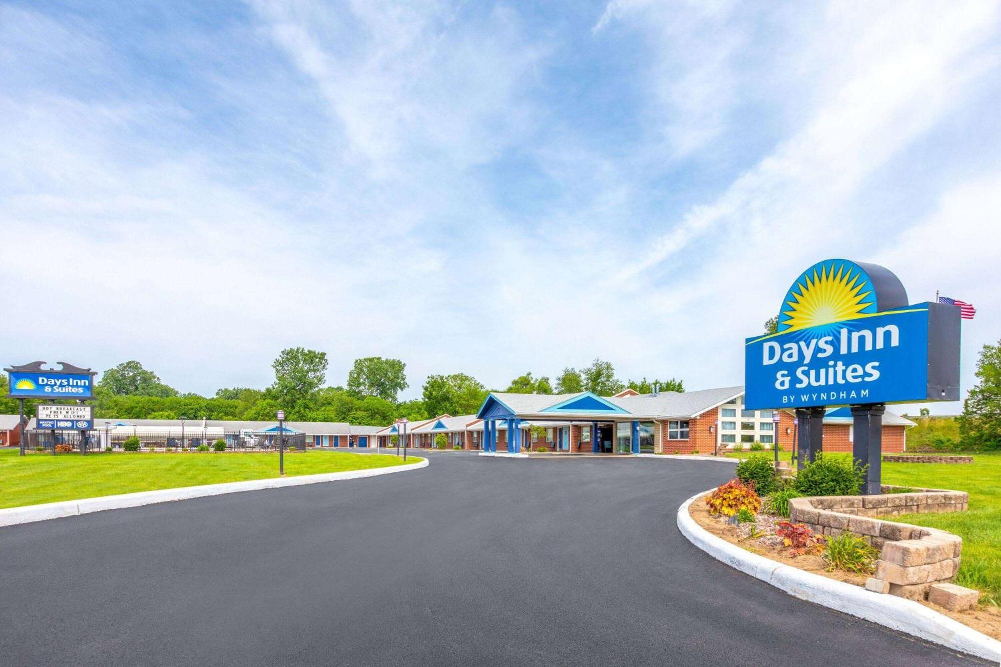 Days Inn By Wyndham Wauseon Экстерьер фото